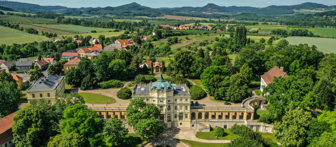 Zámek Ploskovice.jpeg